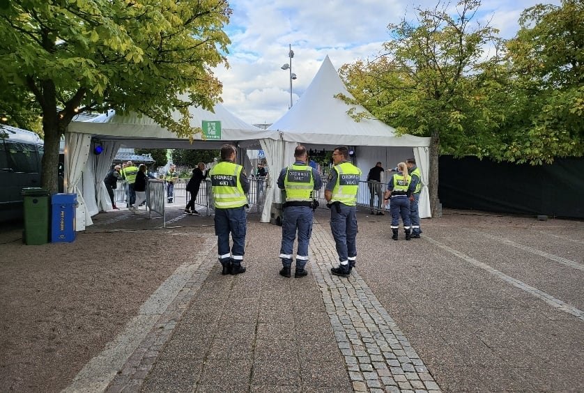 Ordningsvakt på plats vid konsert i Museiparken i Uddevalla
